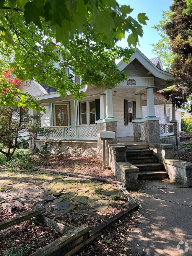 Building Photo - 3 bedroom/2 bath house