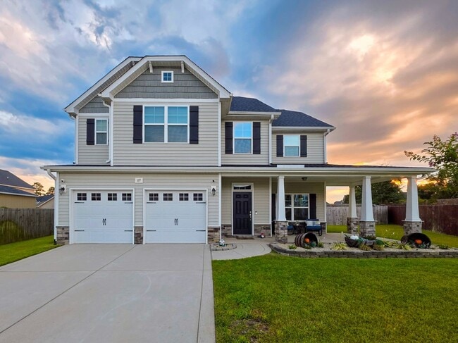 Building Photo - Gorgeous 4 Bed 2.5 Bath Home with Fenced Backyard