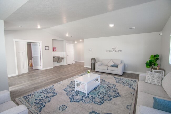 Photo - 7487 Geraint St