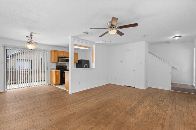Photo - 1015 E Yager Ln