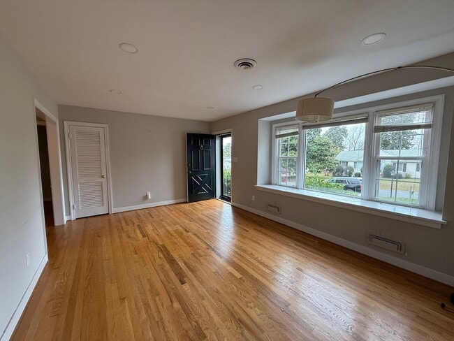 Photo - Three Bedroom Two Bath Home in Ridgeview/Parham & Ridge Area. Available in December!