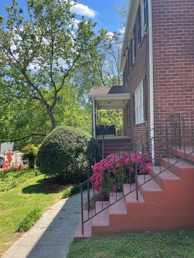 Front covered porch - 239 Kinsey Ct NE