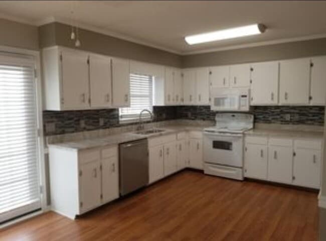 Photo - 900 Sumac Cir