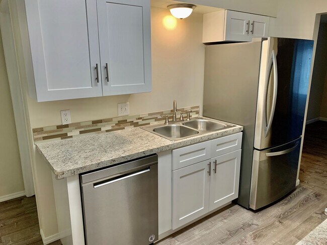 Photo - 2011 W Grace Ave Unit 2011