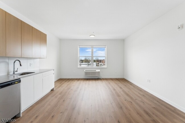 Building Photo - 431 Dr Martin Luther King Jr Blvd Unit 524 Rental