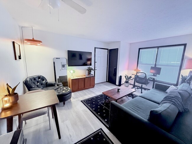 standard unit - 161 W Hubbard Ave