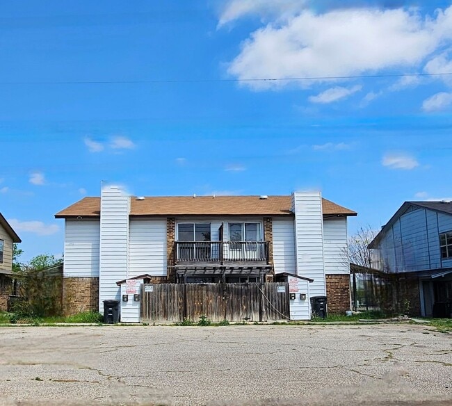 Building Photo - 3007 Lake Rd Unit A