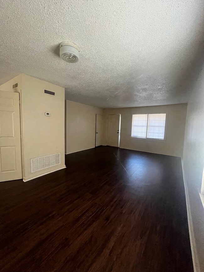 Building Photo - 2513 Crescent Dr