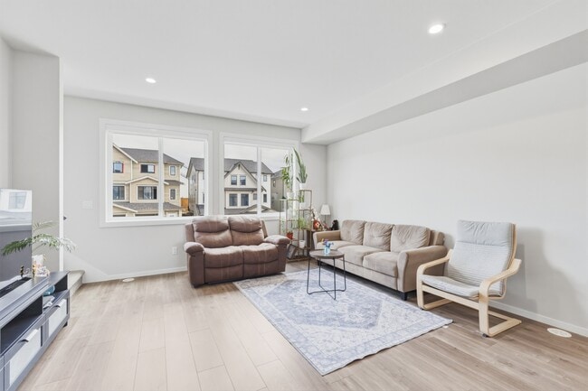 Photo - 1833-1833 165a St