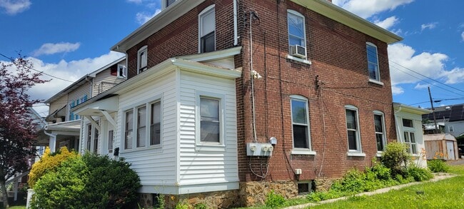 Building Photo - 133 New St Unit 133 new st