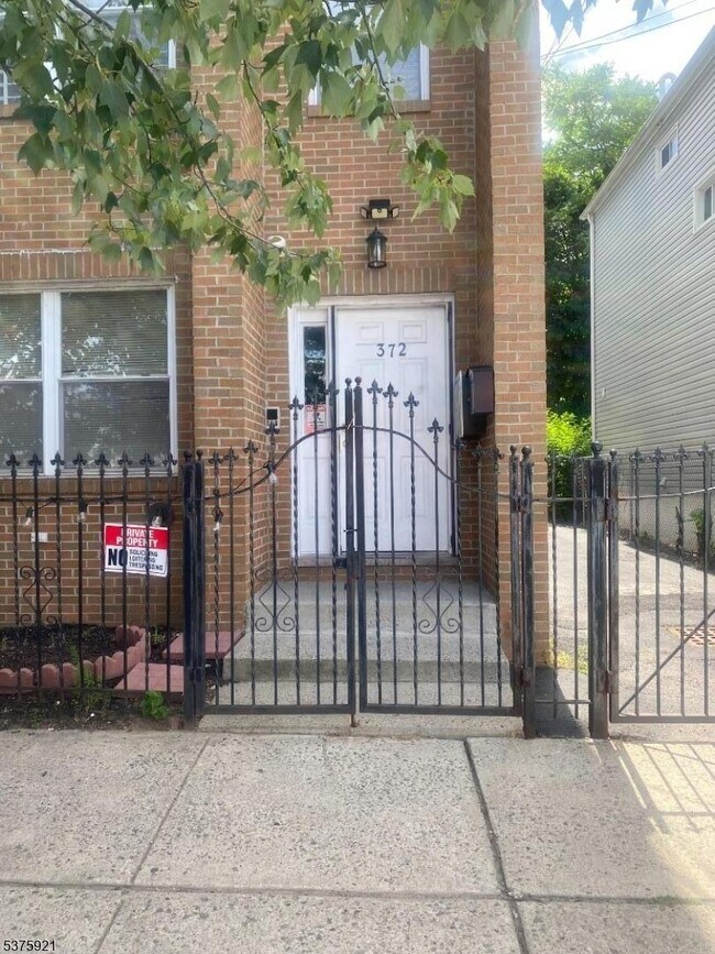 Building Photo - 372 Grove St Rental