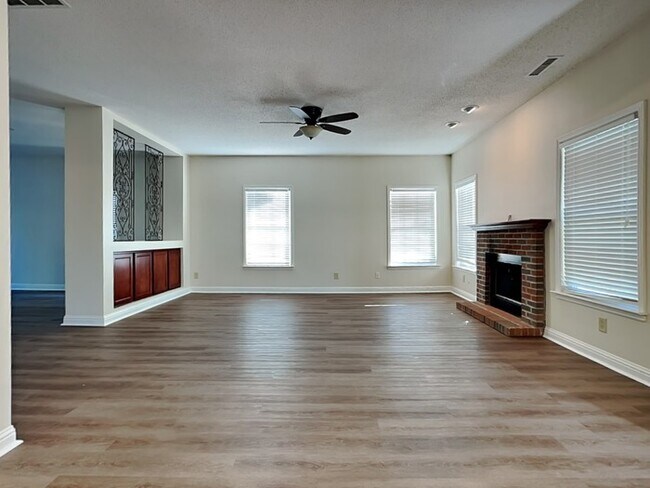 Photo - 915 Brookstone Dr