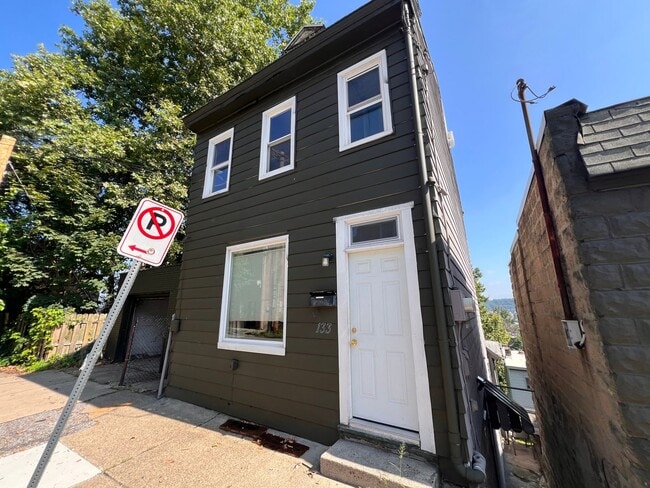 Building Photo - Pittsburgh - 3 Bedroom 1.5 Bathroom Rental