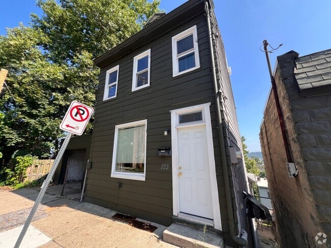 Building Photo - Pittsburgh - 3 Bedroom 1.5 Bathroom Rental