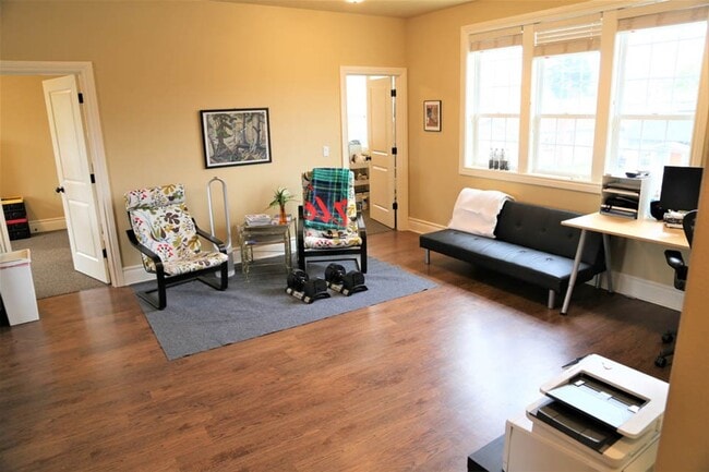 Building Photo - 2 Bed 1 Bath