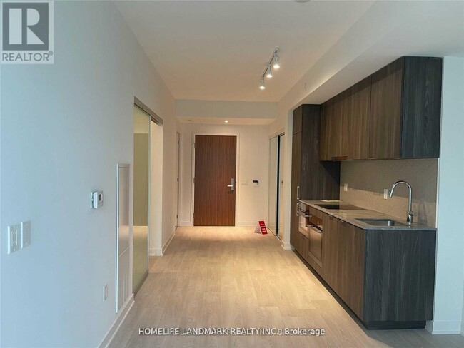 Photo - 15 Queens Quay E Unité 204