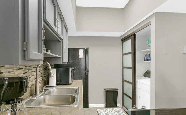 1200 E River Rd Unit J124