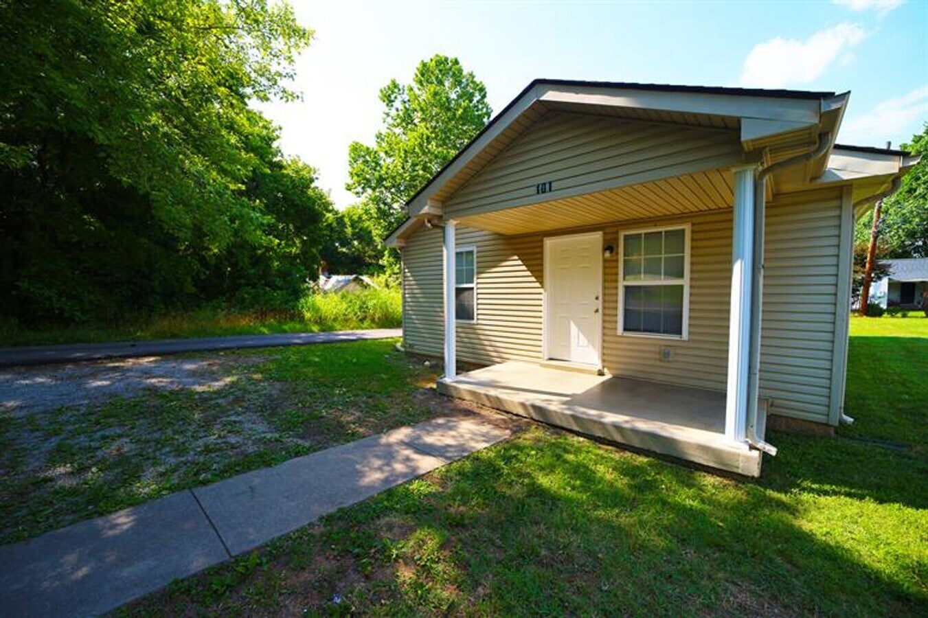 Cozy 2-Bedroom in the Heart of Clarksville - Cozy 2-Bedroom in the Heart of Clarksville