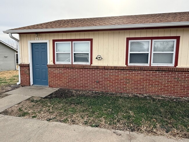 Building Photo - HAPPY HOLIDAYS ~ Half off Move In Rent**