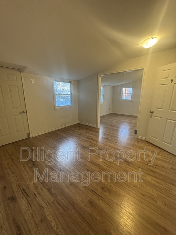 Building Photo - 612 Romaine St