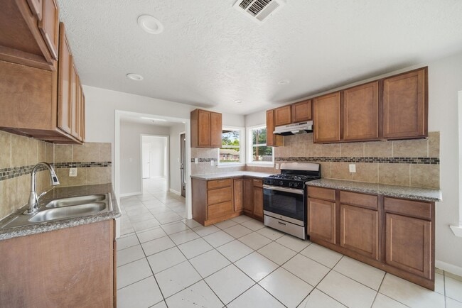 Photo - 1102 Johnson St