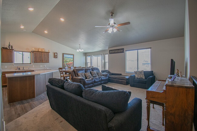 Photo - 289 W 2280 N