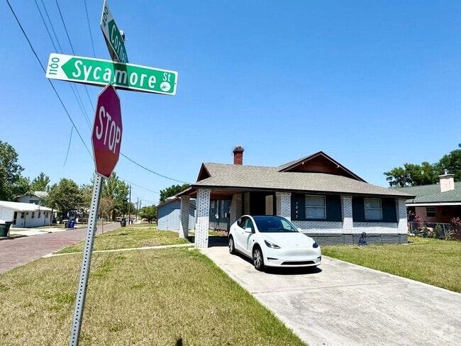 Building Photo - 1047 Sycamore St Rental
