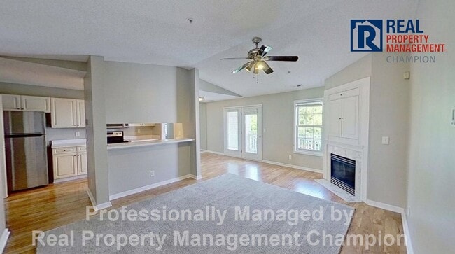 Building Photo - Spacious Upper Level Condo w/Open Floorplan and Split Bedrooms Unit G