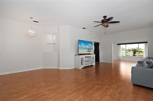 Photo - 21742 King John St