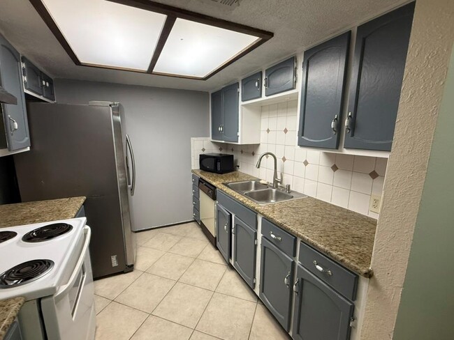 Building Photo - 907 E Meadowmere Ln