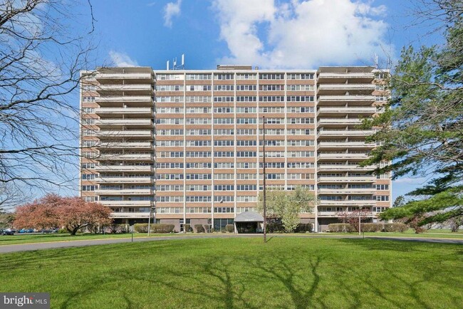 Building Photo - 1407 Barclay Towers Rental