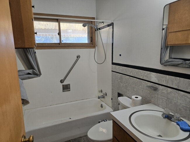 Baño - 1473 Cope Ave E