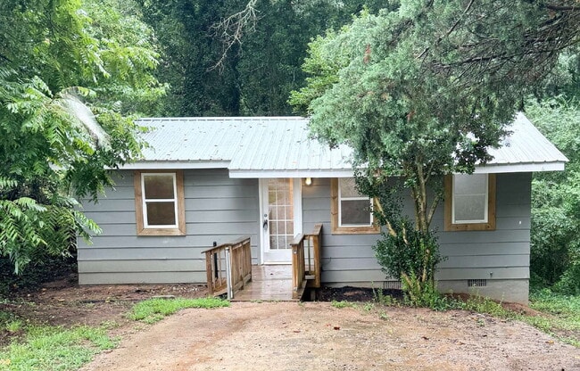 Building Photo - Two-Bedroom Rental in North Hall – Updated...