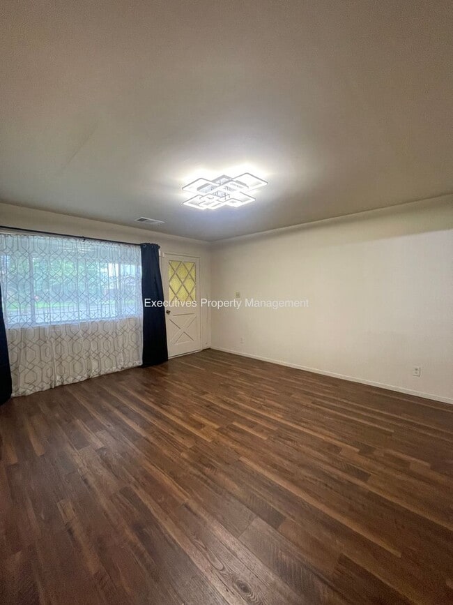 Photo - 7126 Louise Ave Casa