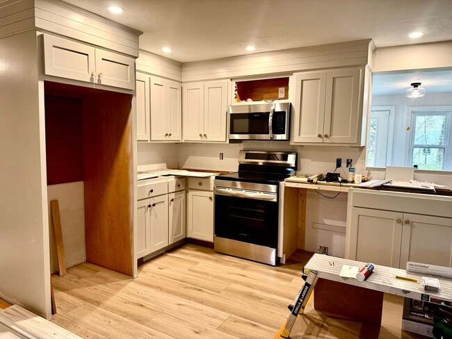 Building Photo - 2 Boom Rd Unit 1st Floor 2 bedroom