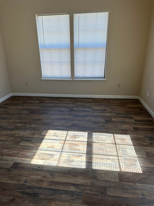 Photo - 110 S 6th St