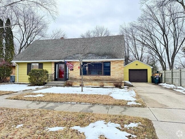 Building Photo - 908 3rd St S Rental