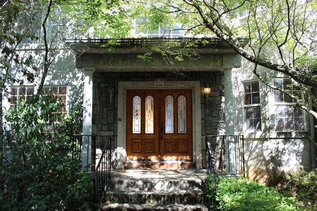 Building Photo - 677 Hoppe Ln