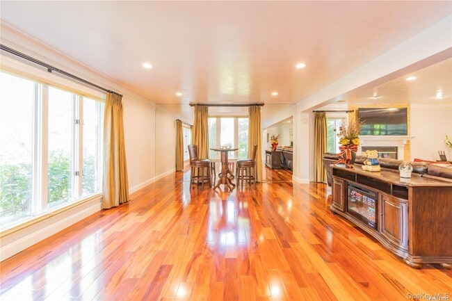Photo - 12 Bolton Dr