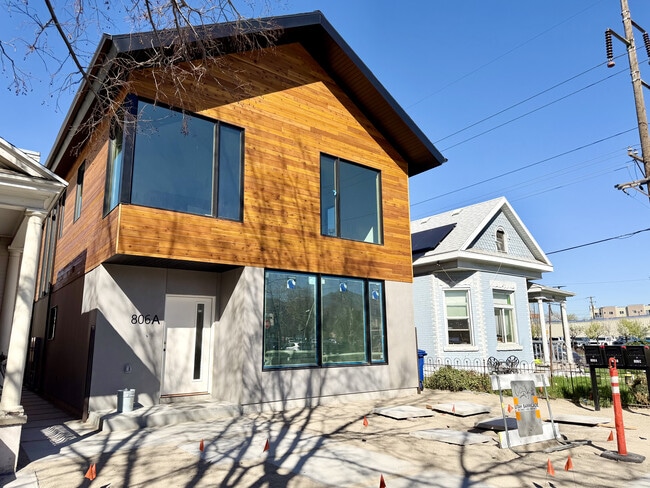 Building Photo - 806 S Jefferson St Unit B