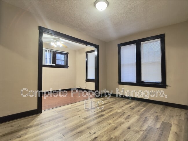 Photo - 325 E Washington St