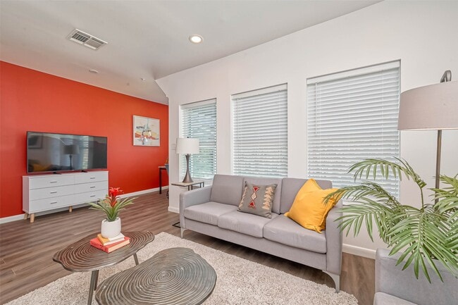 Building Photo - 1924 Calumet St Unit 202